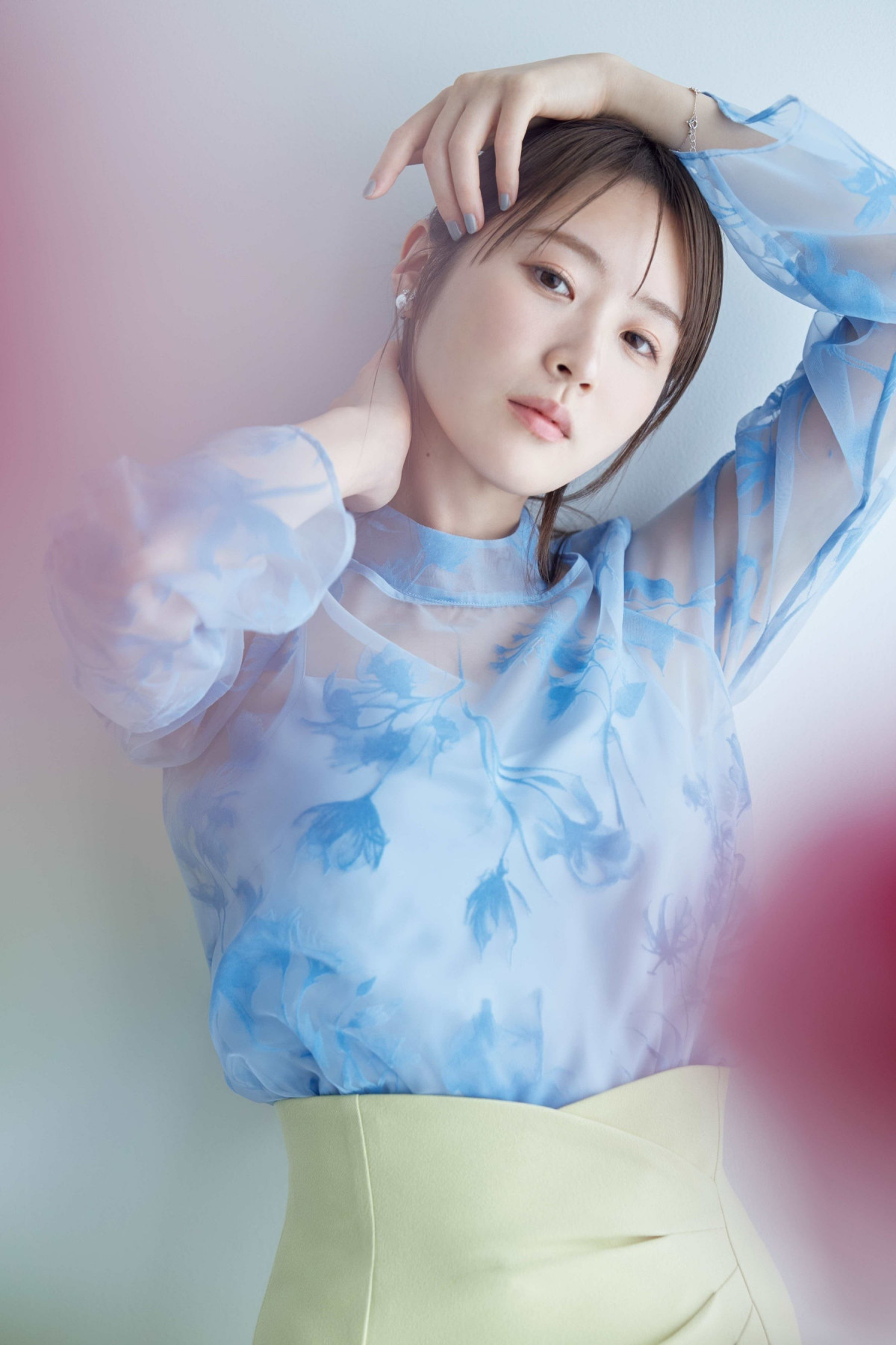 高山一実、大人のフェミニティ醸し出す… CELFORD特別企画に登場