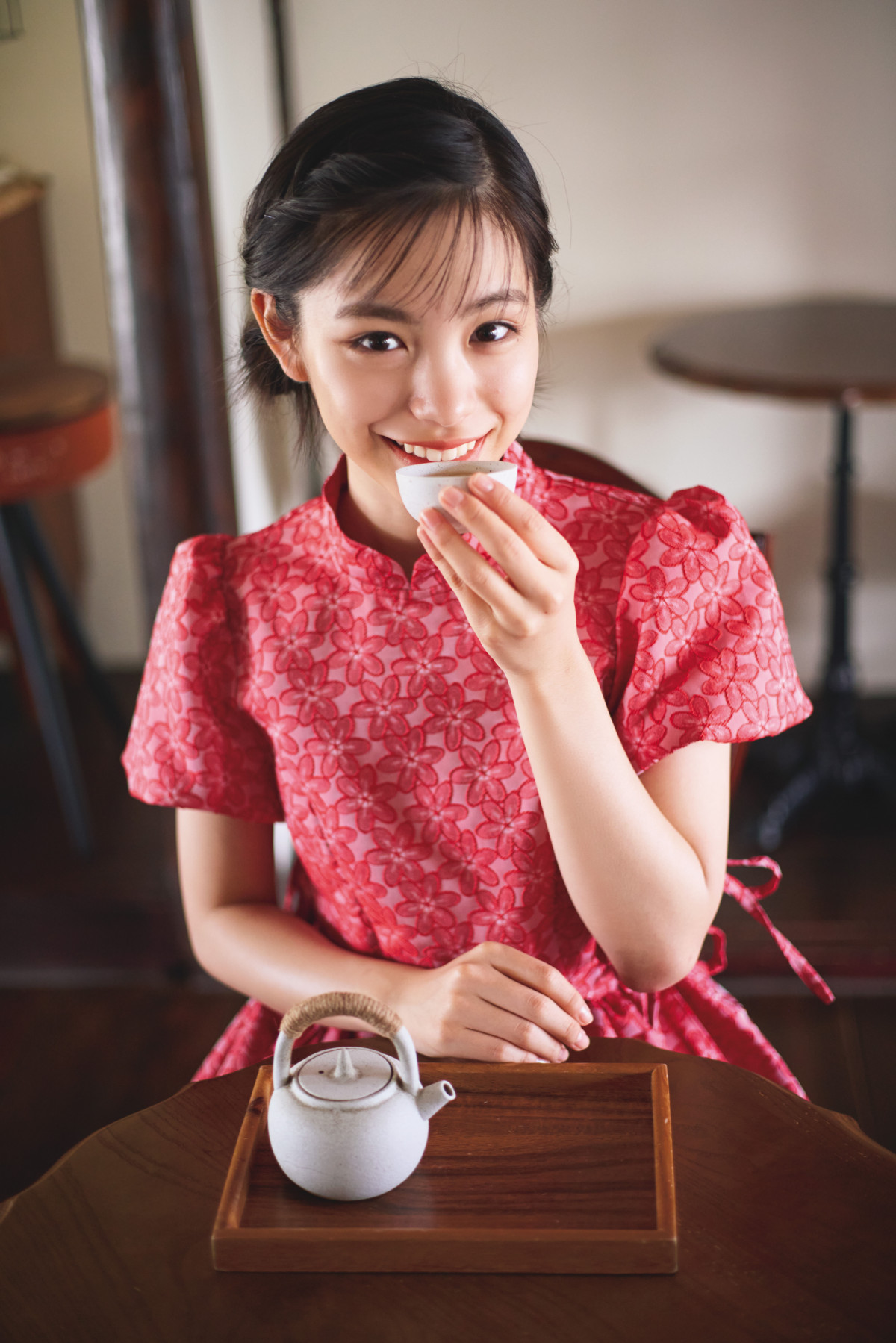 14歳~少女亜美写真集 18歳・當真あみ、初の写真集『Ami』制服姿の表紙解禁 中学→高校までの成長を収録 | ORICON NEWS