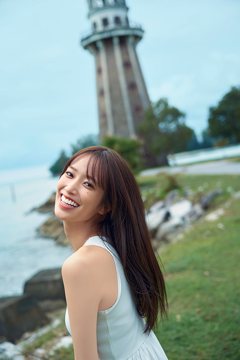 日向坂46佐々木久美、29歳の誕生日に記念生配信 純白ワンピ姿の