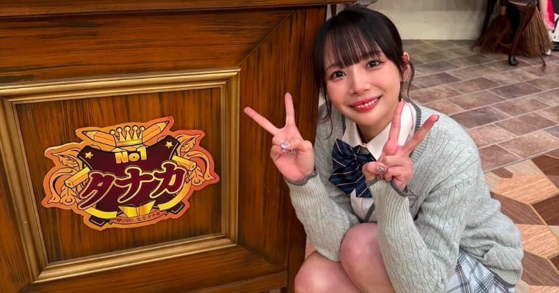 岡田紗佳、“ミニスカでしゃがむ”美脚ショット「学園のマドンナだ」「上履きがポイントですね〜」