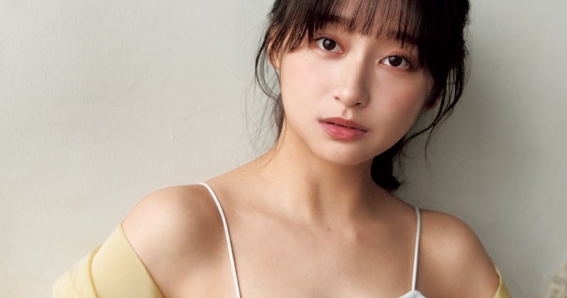 影山優佳、美脚&圧巻デコルテ披露 『ヤンジャン』表紙&グラビアで“品格と色気”