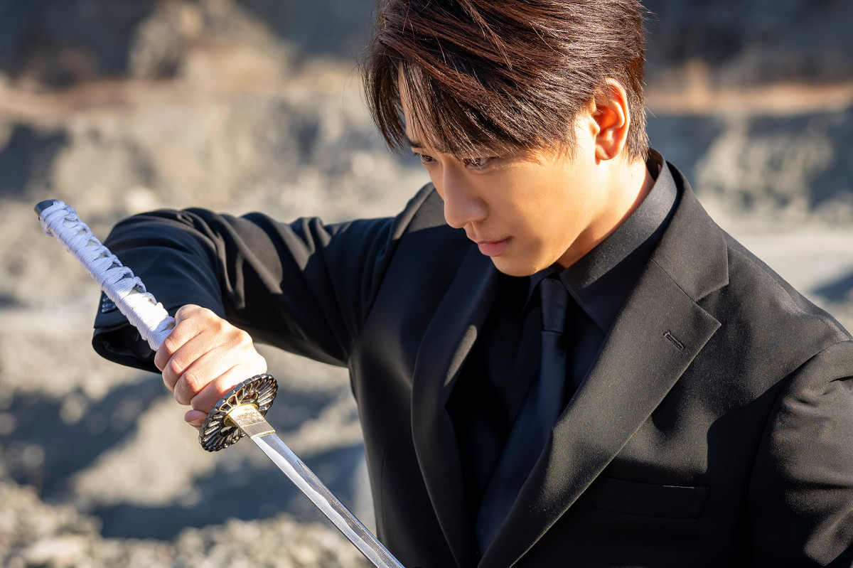 小山慶一郎、芸能生活25周年突入でYouTubeチャンネル開設 スーツ、刀