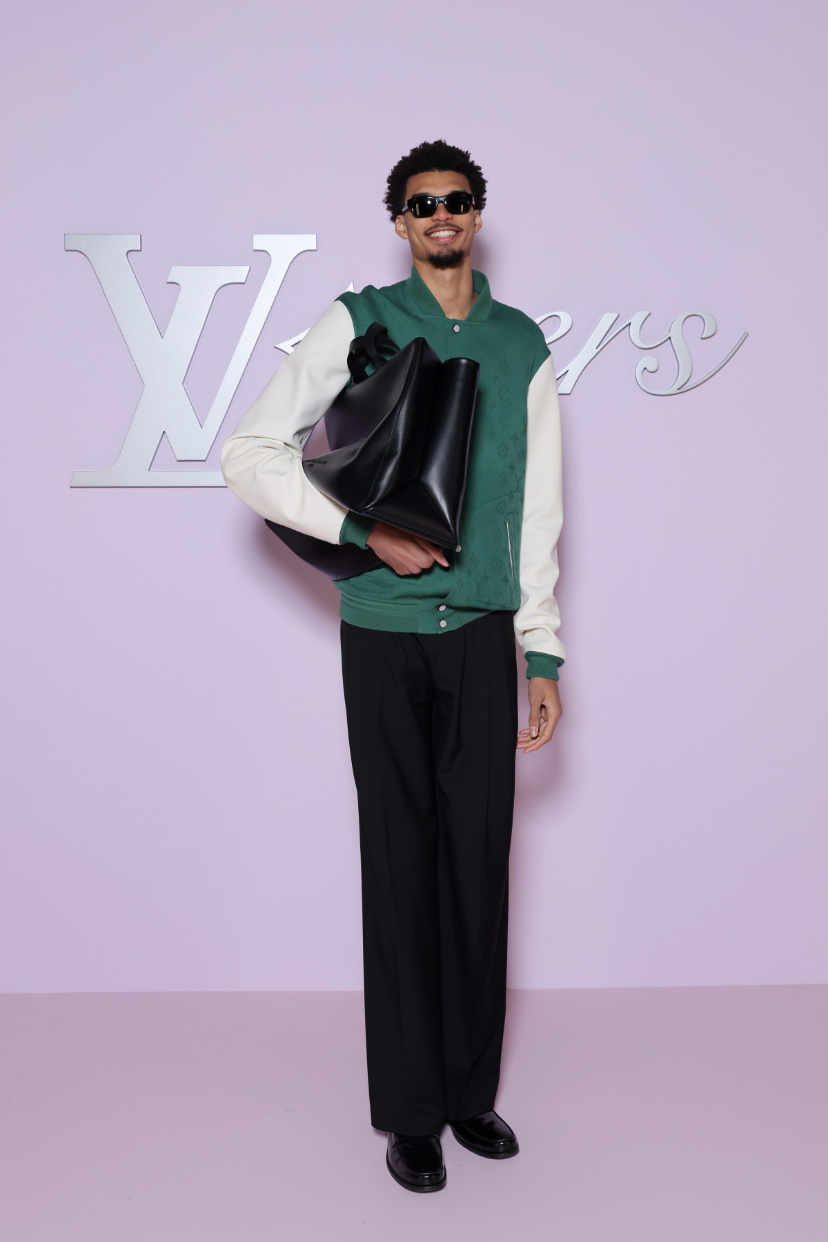 CEBg 2025H~YERNV V[ɗꂵrN^[EEFo} (C)LOUIS VUITTON 