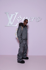 CEBg 2025H~YERNV V[ɗꂵgBXEXRbg (C)LOUIS VUITTON 