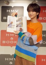 吉野北人、“奇跡の1枚”写真集表紙に満開笑顔 熱弁止まらず「パーって