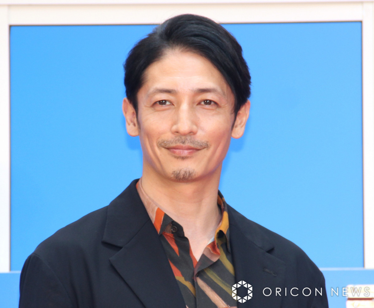 玉木宏、“息子”とピースサイン「お二人の演技感動しました