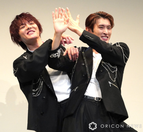 舞台『ムロムカイ』のゲネプロ取材会に参加した（左から）室龍太・向井康二 （C）ORICON NewS inc. 