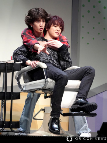 舞台『ムロムカイ』のゲネプロ取材会に参加した（左から）向井康二、室龍太 （C）ORICON NewS inc. 