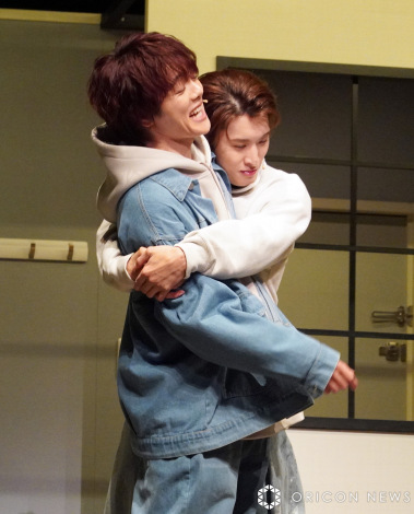 舞台『ムロムカイ』のゲネプロ取材会に参加した（左から）室龍太・向井康二 （C）ORICON NewS inc. 