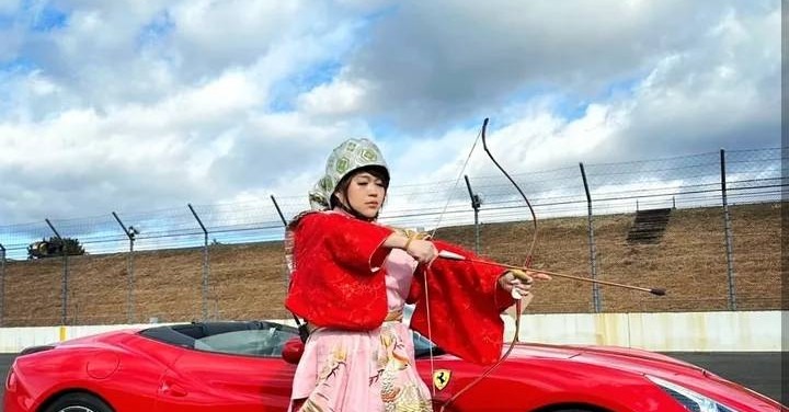 “フェラーリ×流鏑馬”りんごちゃん、真っ赤な車体の前で弓を構える姿に「勇ましい姿」「かーっくぃー」