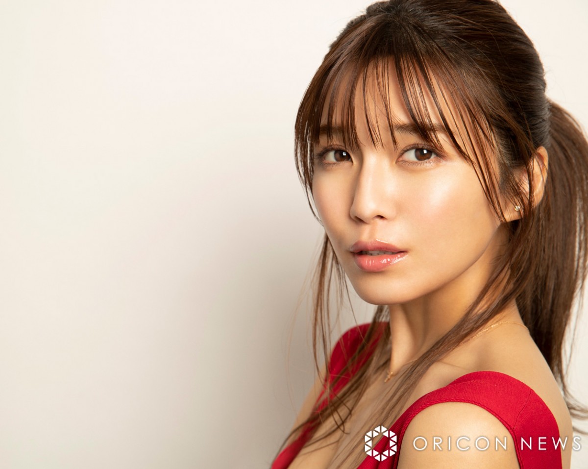 画像・写真 | 宇野実彩子、ミニで“生脚全開”「美脚すぎて凄すぎる