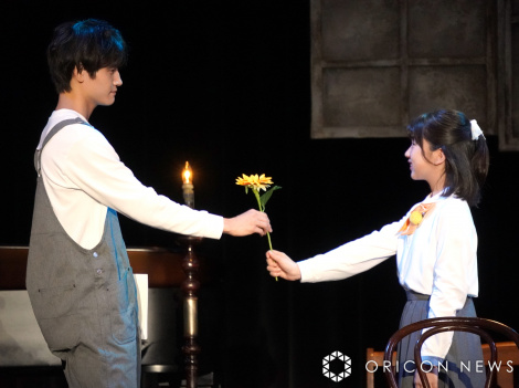 『ひまわりの歌〜ヘブンズ・レコードからの景色〜』フォトコールに参加したAぇ! group・佐野晶哉（左） （C）ORICON NewS inc. 