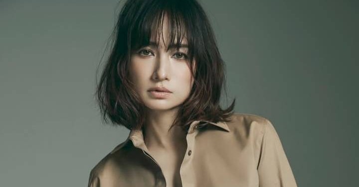 佐田真由美、“超ミニ”のホットパンツから美脚披露 『otona MUSE