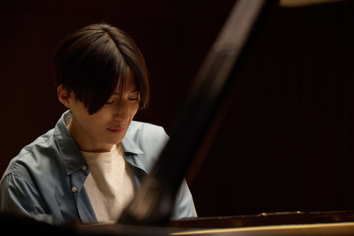 八木勇征、涙を流しながらピアノを演奏 主題歌＆エンディングテーマが