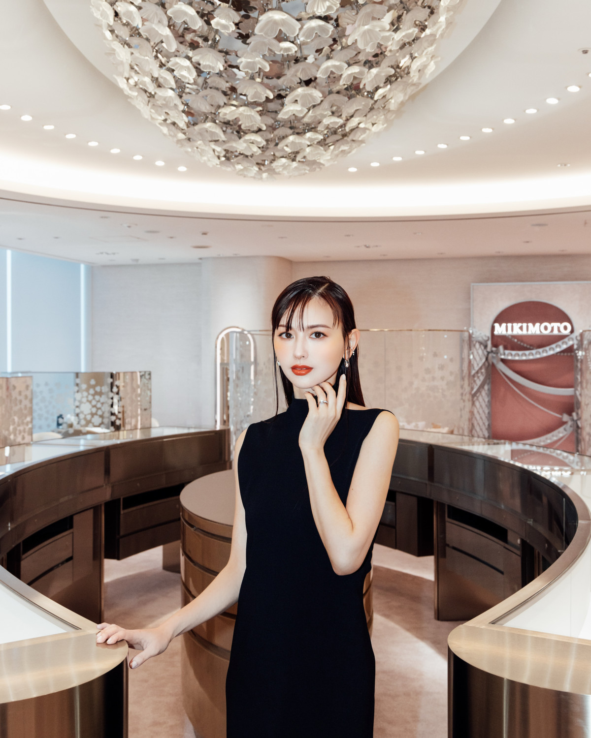 鈴木えみ＆堀田真由、パール＆ダイヤのジュエリーまとい優雅な装い