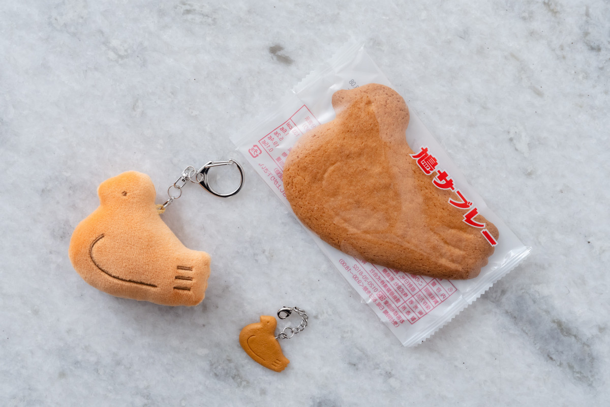 ふわふわの“鳩サブレー”を抱きしめる？ 『鳩ッション』を抽選