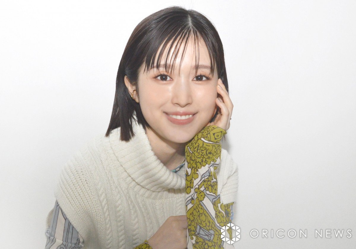 福本莉子、“高級オープンカー”と2ショット「真っ赤なベンツが良くお似合いです」「かっけぇね」