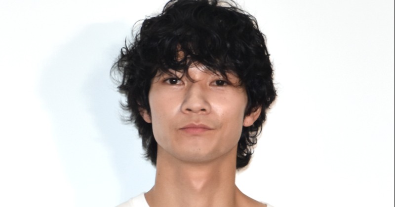 脳内出血で療養中の清原翔、32歳の誕生日を報告 佐藤栞里ら友人と笑顔のショットに「王冠可愛い〜」「ピースカッコ良き」