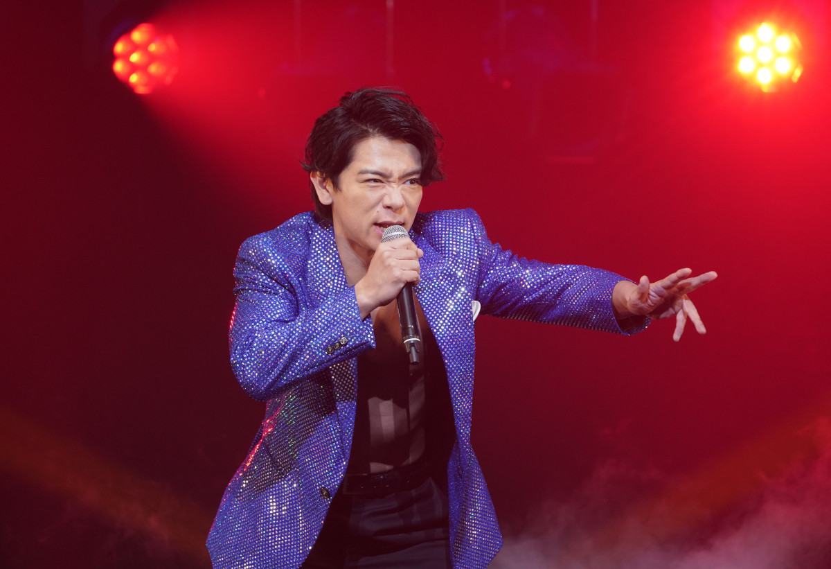 野田クリスタル、初ソロコンで新曲熱唱&「虹」「雪の華」などカバーも披露 ご本人登場のサプライズも!?【ライブレポ】