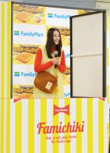 �t�@�~���[�}�[�g�w�Z���`�[�Y in �t�@�~�`�L�x�V���i���\��ɓo�d��������仉q (C)ORICON NewS inc. 