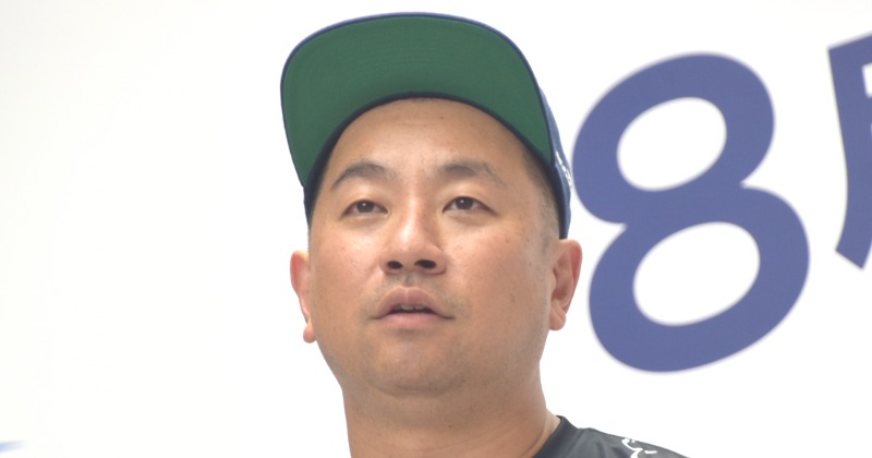 レイザーラモンRG、“超有名店長”をモノマネ「赤と黒…湘北の色だ」 『エアジョーダン1』復刻も告知