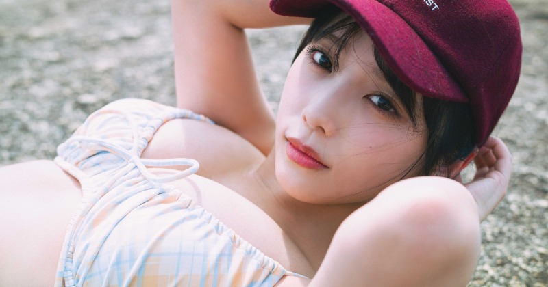 乃木坂46与田祐希、自然公園で開放感あふれる水着ショット「大自然が心地よかった」