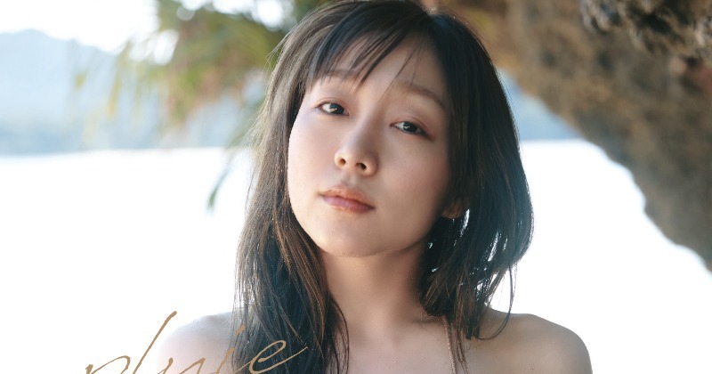 元SKE48須田亜香里、7年ぶり写真集の表紙解禁 真夏の石垣島のビーチで