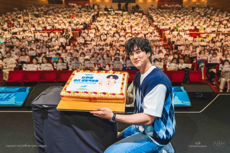 �w2024 AHN BO HYUN ASIA TOUR FANMEETING 'Hello' in TOKYO�x�z�[���h���}�`�����l���ŕ����iC�jFNENTERTAINMENT/SHIM 