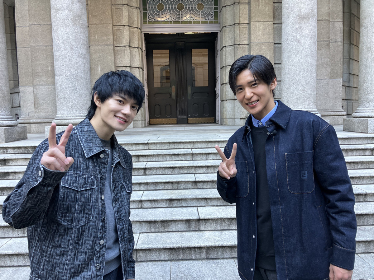 目黒蓮、1000万円の札束を手に筋トレ 佐野勇斗と“最高月収2億6000万円”の投資家を直撃 | オリコンニュース（ORICON NEWS）