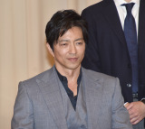 大沢たかお、胸元はだけたスーツ姿 吉永小百合の『キングダム