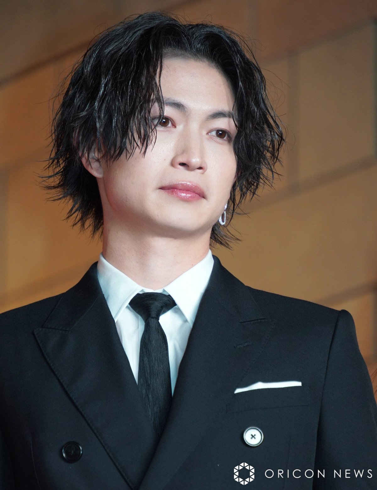 綱啓永、映画『女神降臨』完成披露でわちゃわちゃ “女神ポーズ”で指