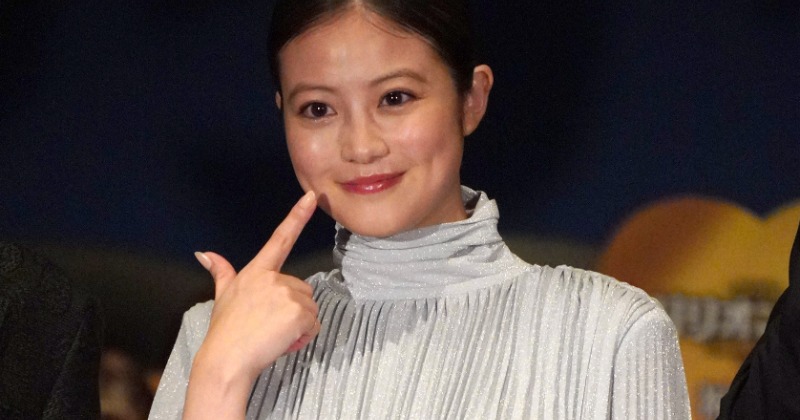 今田美桜、美背中ざっくりミニ丈ワンピース姿で魅了 “キリ姫”と