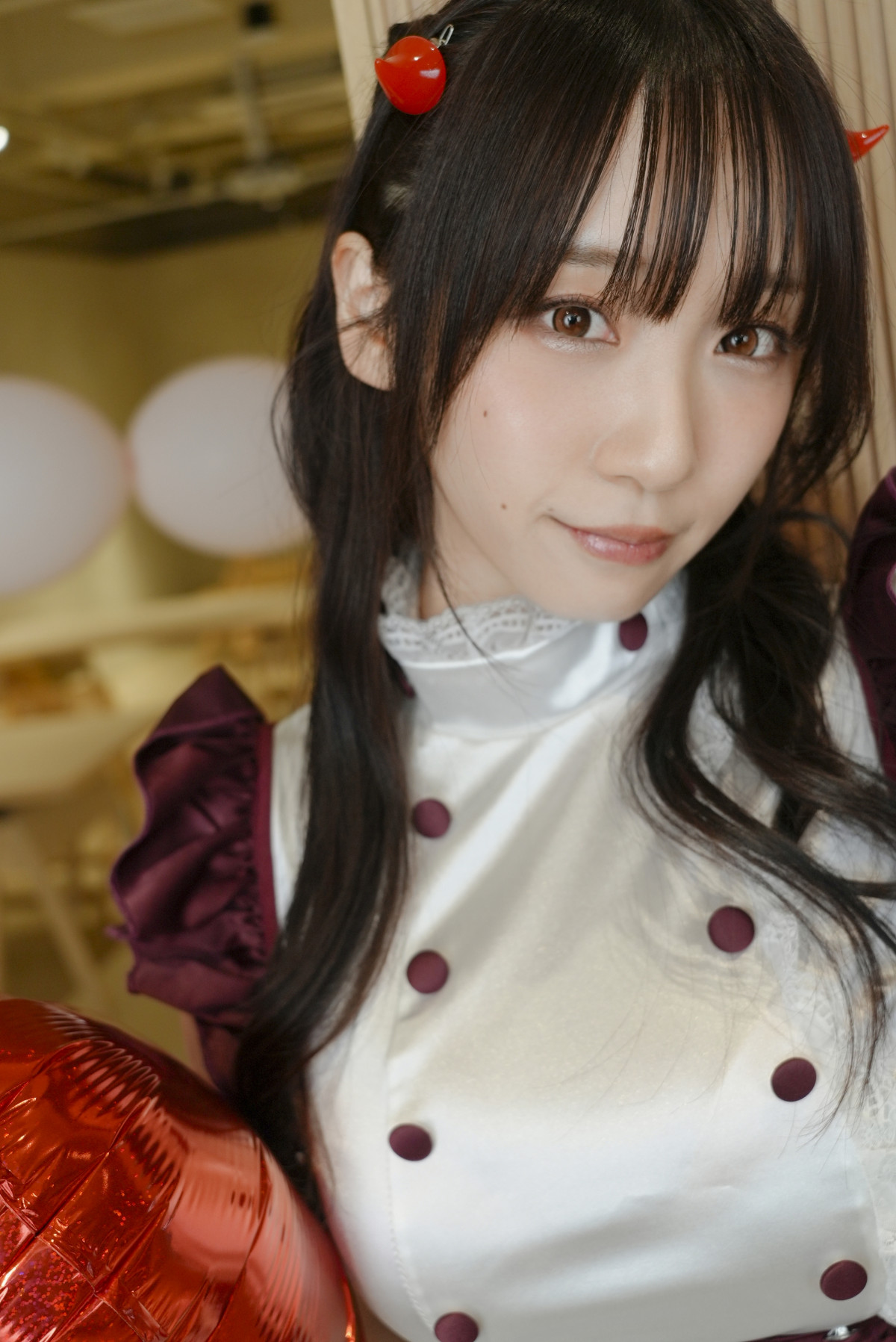 伊織もえ、太ももあらわな大胆メイド衣装 1000個以上のチョコを無料