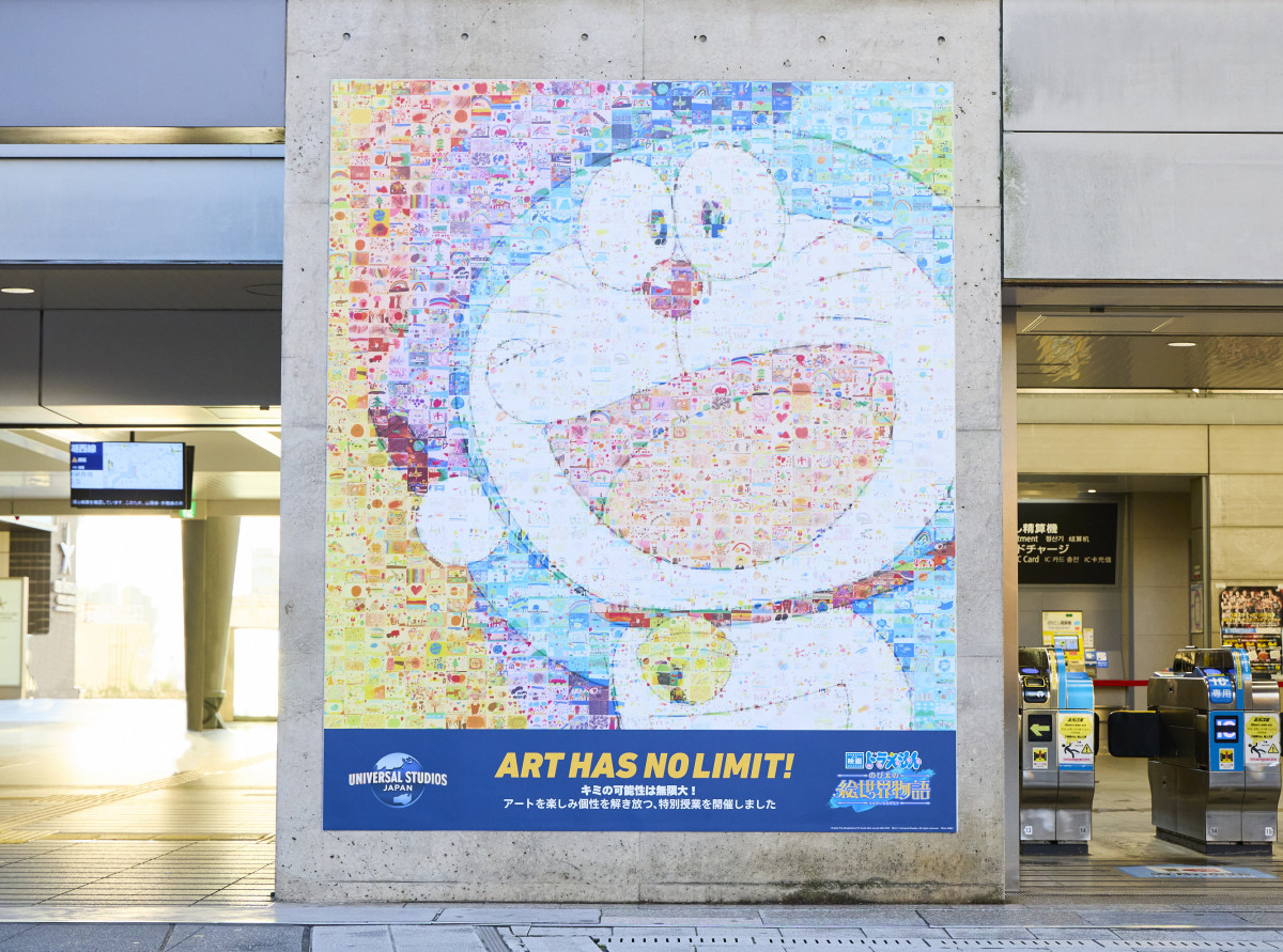 巨大な「ドラえもん」USJの駅に登場 高さ3メートル超の“傑作”アート