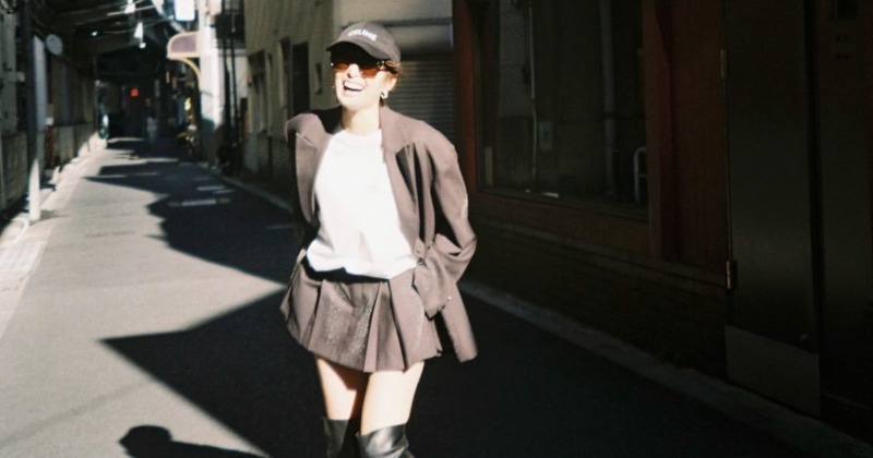 50歳・吉瀬美智子、“絶対領域”のぞくミニスカ姿「Happy 50th birthday, Michiko!」