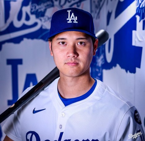 画像・写真 | 大谷翔平、バットを持ちクールな表情 ドジャースが