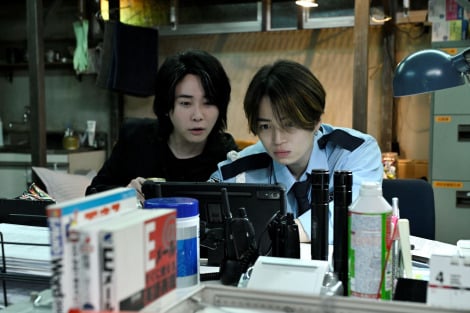 ����r���̌x�����ŁA�p�\�R���̉�ʂ��̂������ޗ�؁i��X���M�j�ƋˎR�i�e�r�����j���f��w#�^�������b�����܂��x��ʎʐ^�iC�j2025 �f��u#�^�������b�����܂��v����ψ��� 