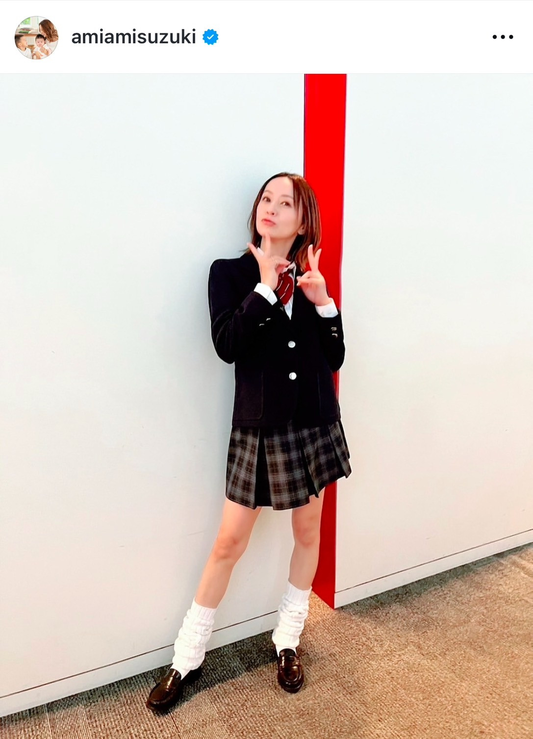 43歳・鈴木亜美、ミニスカ制服姿披露に「まだ女子高生でいけますね