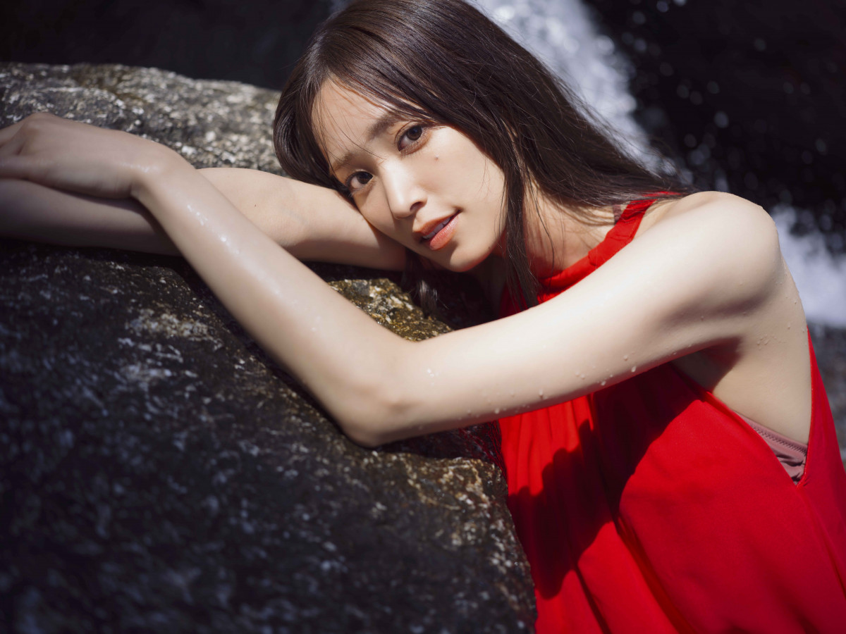 日向坂46佐々木久美、すらりとした美ボディ際立つビキニ姿 生配信限定