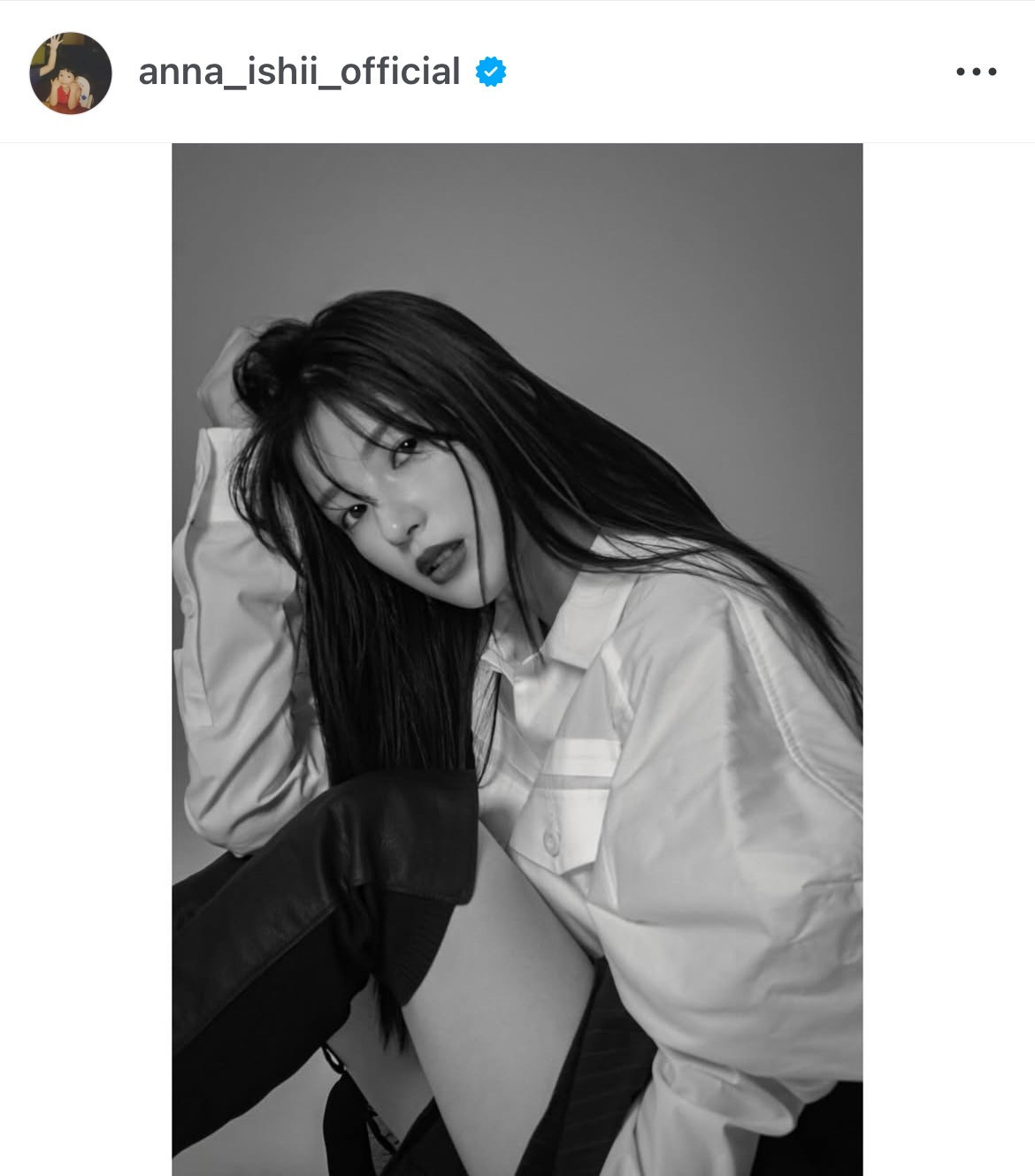 石井杏奈、“絶対領域”のぞく美脚コーデ「艶っぽい」「ニーハイブーツ