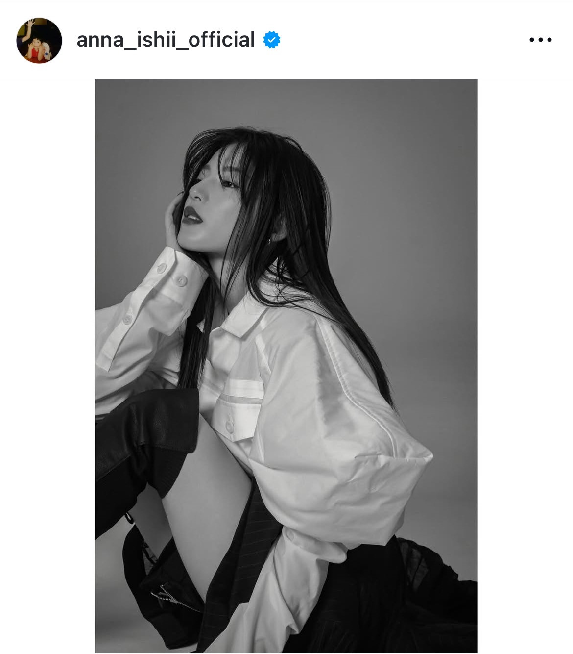 石井杏奈、“絶対領域”のぞく美脚コーデ「艶っぽい」「ニーハイブーツ