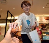 高橋優斗、自慢の新商品「塩バニラフィナンシェ」を報道陣に振る舞う