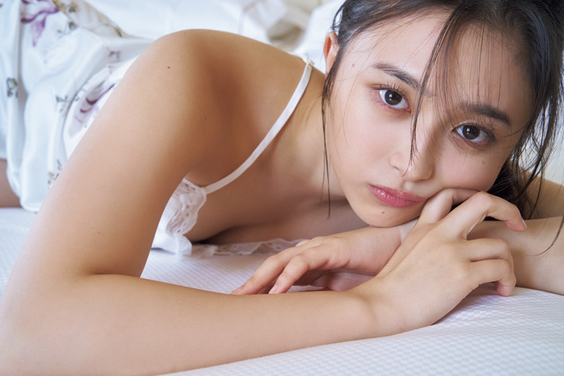 乃木坂46井上和1st写真集、キャミソール姿の寝そべりショットに反響