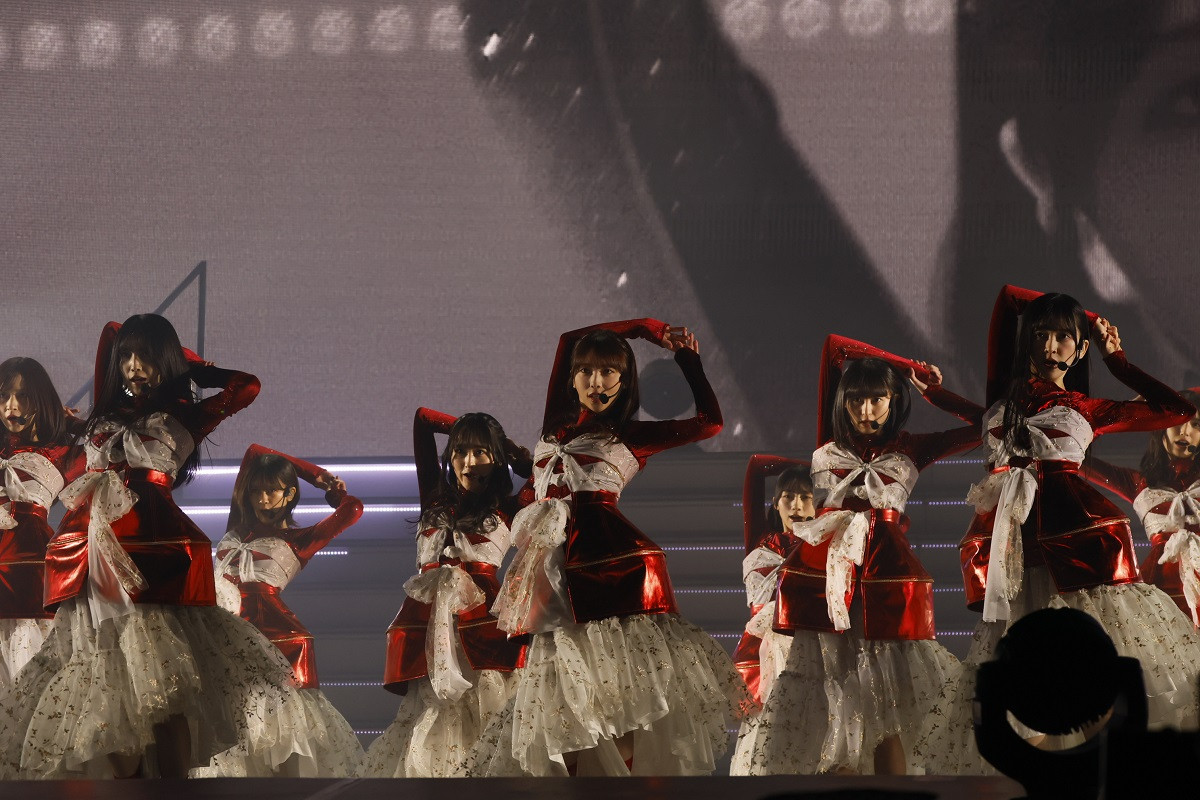 西野七瀬　歌衣装　エロ 