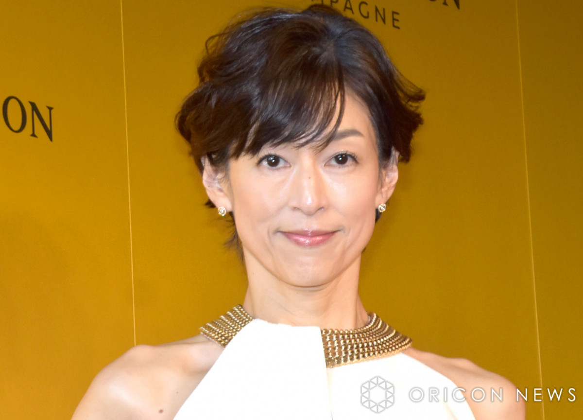 58歳・鈴木保奈美、老眼鏡ショットに反響「可愛すぎる」「似合う