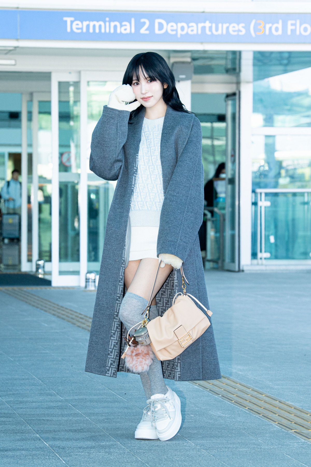 TWICEミナ、エレガント＆チャーミングなミニ丈スカート姿 総額230万円