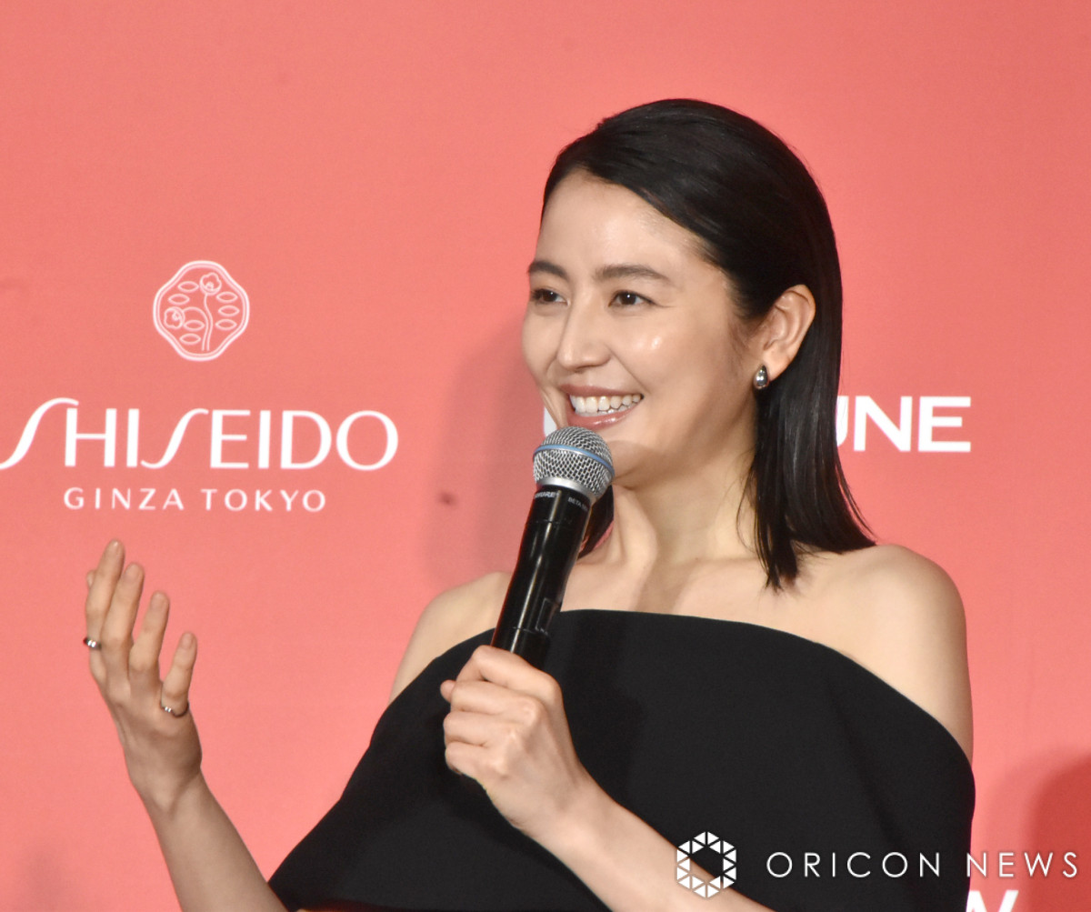 長澤まさみ、美しいデコルテライン＆背中を惜しげもなく披露