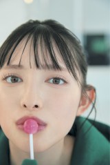 国宝級の最強ビジュアル”菅田愛貴、念願の1st写真集から”超”眼福カット