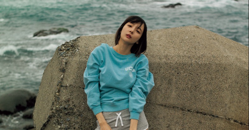 岡田紗佳、新たな一面が満載 写真集『嶺上開花』表紙決定＆新カット