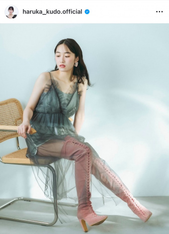 工藤遥 全身タペストリー オフィシャルショップ限定 ① 画像・写真 | 工藤遥、透け太もも・変形トップスで斬新肌見せ